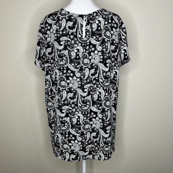 Express Black & White Floral Paisley Short Sleeve Lightweight Keyhole Top Sz L - Picture 5 of 10